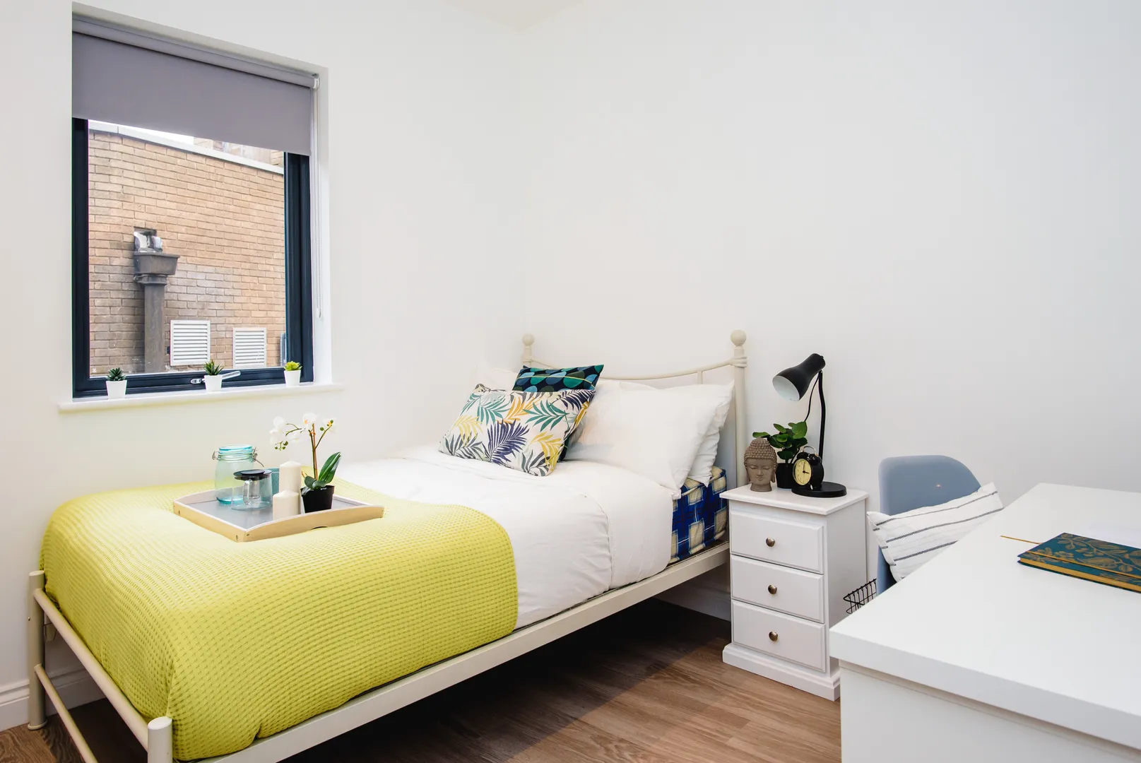 Flat D, 25 Lister Gate - Luxury 3 Bed City Centre Apartment - Image 7